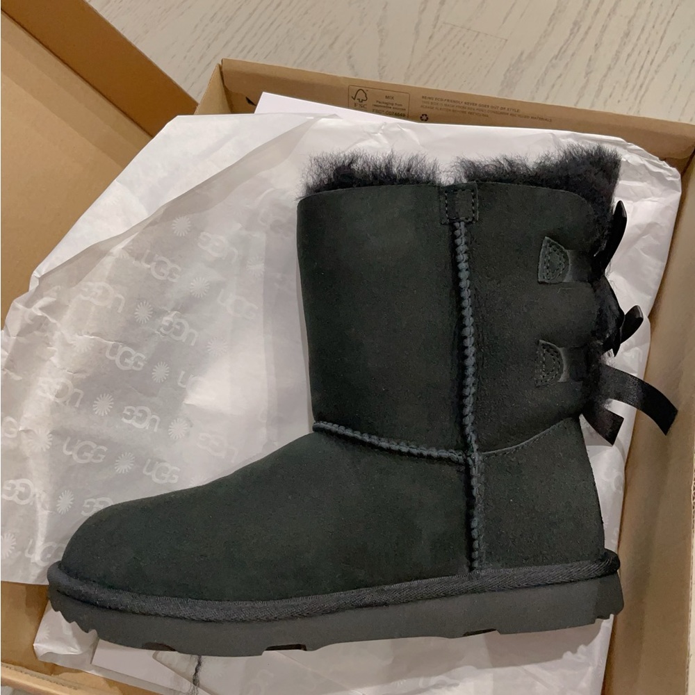 Ugg bailey bow II，girls‘ grade school，black size 4/eur 36